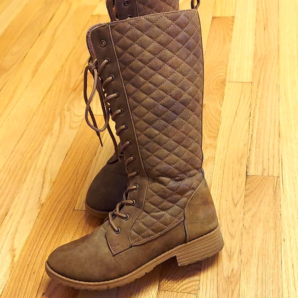 Quilted lace up boots